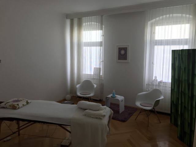 Größerer Raum in der Ziegelgasse 24 mit zwei hohen Fenstern